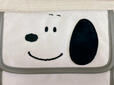 【しまむら】スヌーピーの「ポーチ（PEANUTS）」スヌーピーのお顔は刺しゅうで表現されており、お耳は別で縫われた立体仕様。ぬいぐるみのような雰囲気で、持っているだけで癒やされます♪