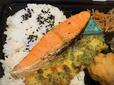 【ロピア 焼鮭弁当】鮭の切り身がドーンとのって迫力満点！