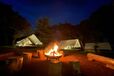 【クスクスグランピング真鶴】夜は中央のファイヤプレイスで焚き火が楽しめる。焼きマシュマロも！
