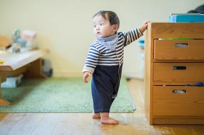 つかまり立ちを始めたら 子どもの頭を守るアイテム おすすめ5選 1 2 ハピママ