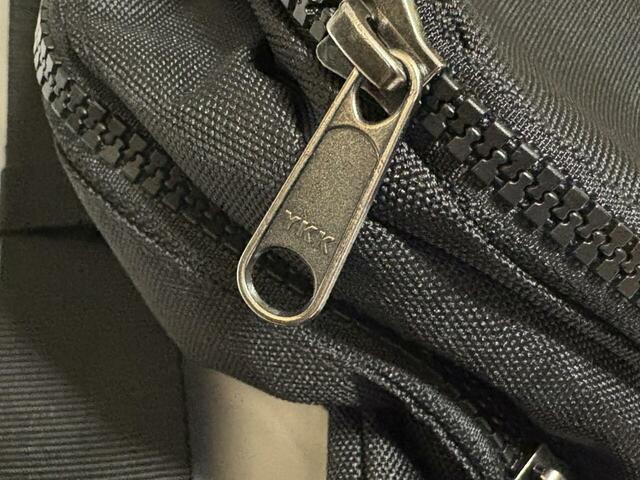 【ワークマン　ベーシックボディバッグ】ファスナーはYKK。実際に開閉してみても途中で引っ掛かることもなく、かなりスムーズです