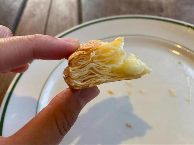 【ミスタードーナツ　とろ～り4種のチーズパイ】何層にも重ねられたパイ生地