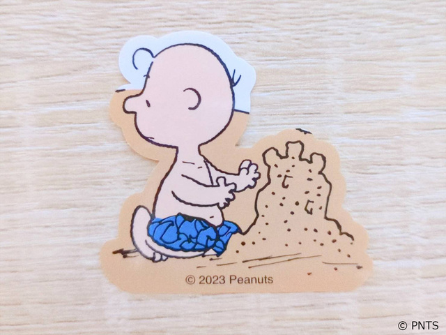 【ジョイフル×スヌーピー ステッカー5枚セット「SEA(あお)」】砂浜で遊ぶチャーリー・ブラウン