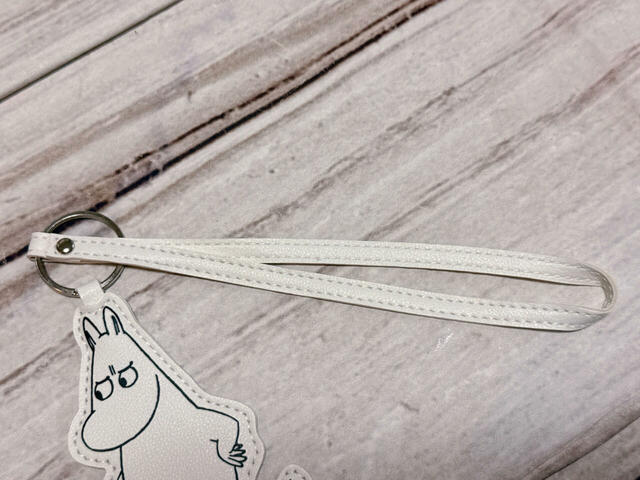 ボールチェーンではなく、チャームと同素材のストラップ付き。高見えします!