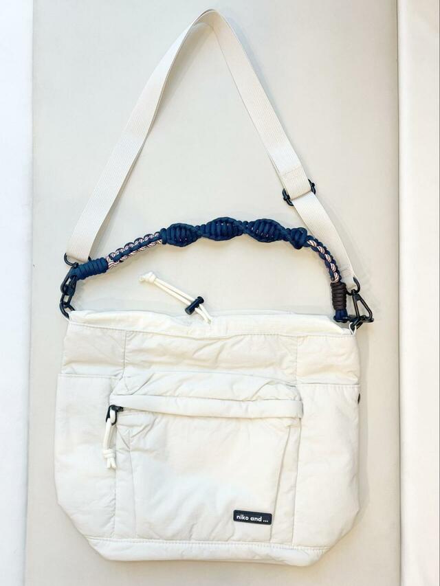 【niko and ... 編みハンドル2WAYバッグ】カラーはマルチ、ブラック、アイボリー、イエローと豊富！