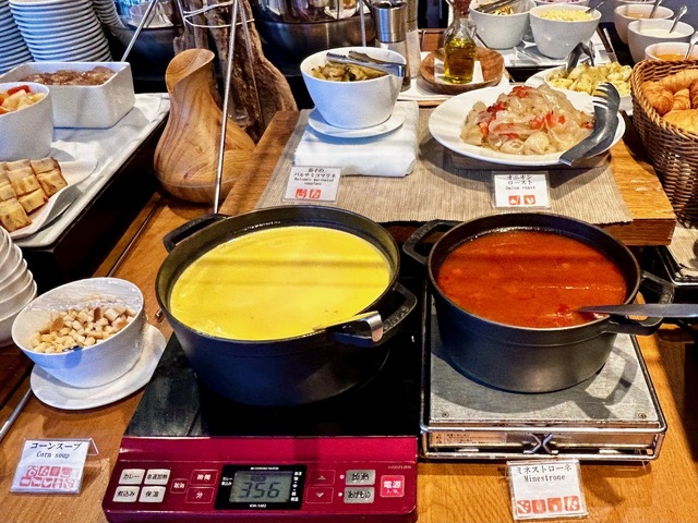 【ヴィラッツァ ドゥエ】左のコーンスープと、定番のミネストローネ
