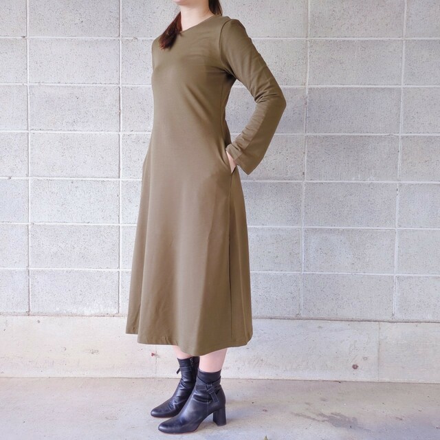 【UNIQLO コットンブレンドフレアワンピース（長袖）】さりげないポケットはあると便利