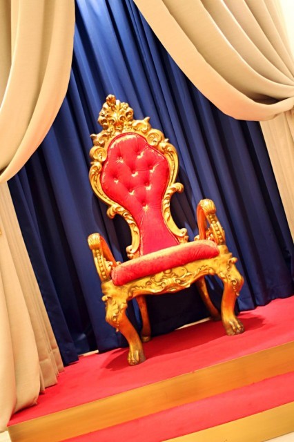 こちらの玉座は実際に座って写真がとれます。カップルで撮る方もいるそう。 