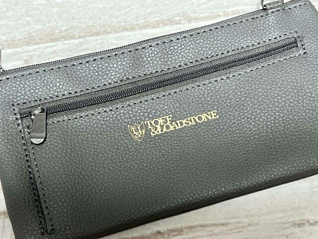 フロントにポケットが1つついています