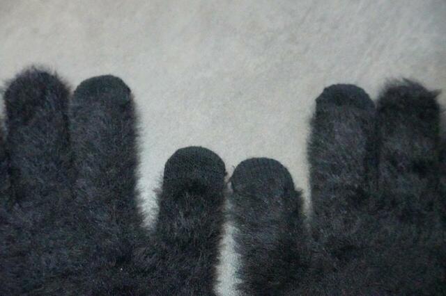 親指と人差し指の先端だけ素材が異なる