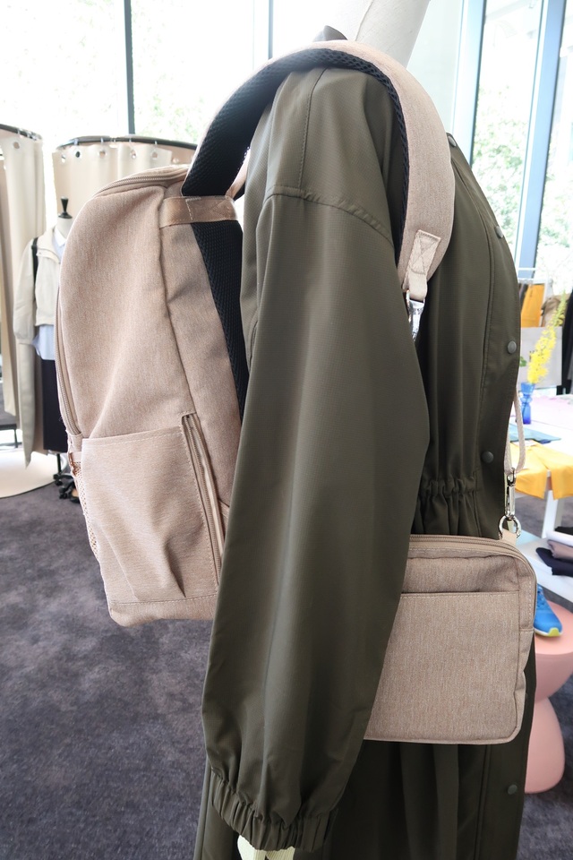 【ワークマン　大きく開くデチャッタブルポーチ付きファミリーリュック】抱っこ紐を付けたままでも荷物を取り出しやすいバックルが付いています