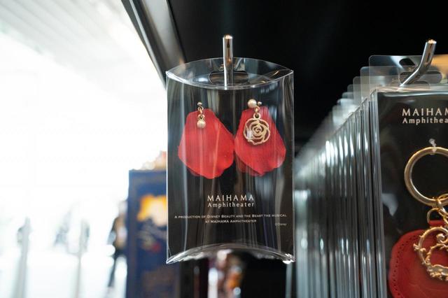 ピアス 2,300円｜サイズ：W30mm×H46mm｜劇団四季 ディズニーミュージカル『美女と野獣』東京ディズニーリゾート内舞浜アンフィシアター公演オリジナルグッズ