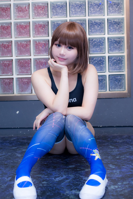 密着感&光沢感満載の「競泳水着カフェ」のコスプレ美女たち