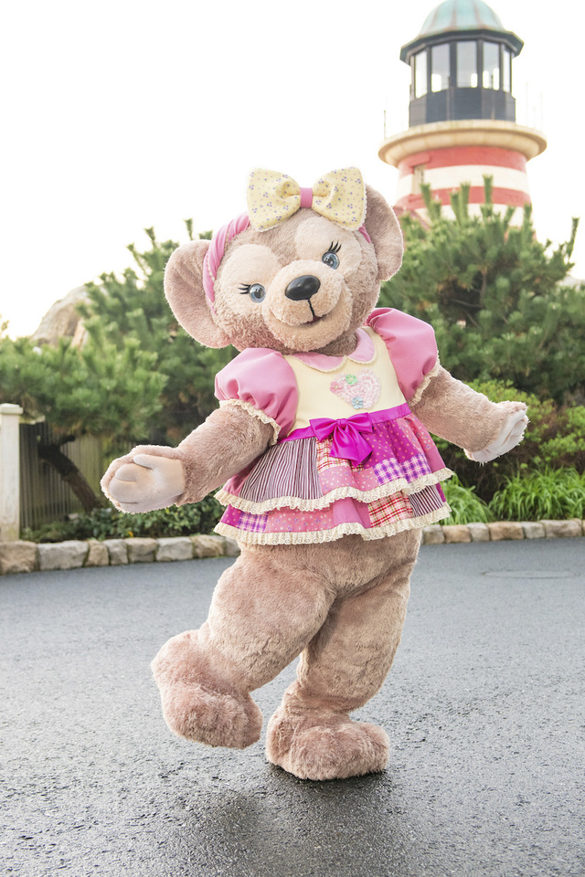 「ダッフィーのハートウォーミング・デイズ」期間限定のコスチュームのシェリーメイ