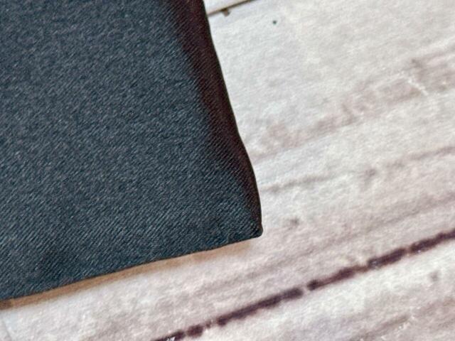 素材はポリエステル。上品な光沢感があるサテン調の生地