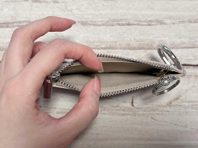 マチがないフラットタイプなのでお金を入れると取り出しづらいかもしれません