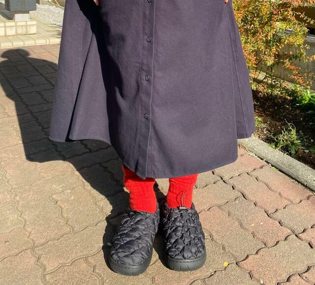 【niko and ...　オリジナルニコモコモックシューズ】モコモコとした独特の質感がかわいらしく、足元に印象をプラスしてくれます♪