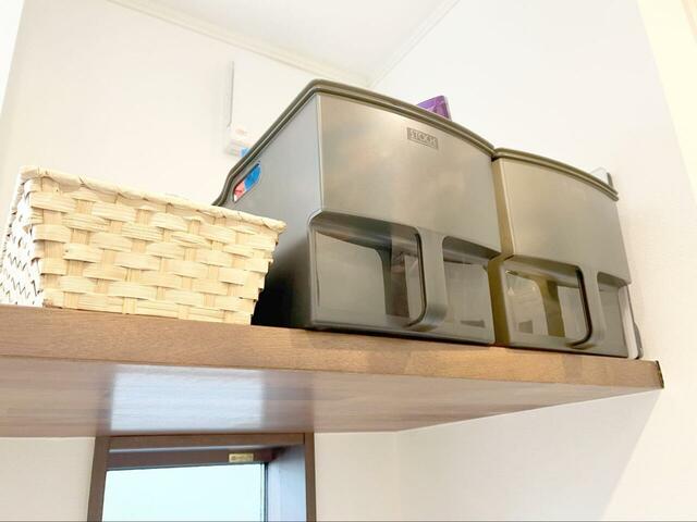 【3COINS 吊り戸棚ボックスワイド】<使用後>ボックスを2つ設置しただけでめちゃくちゃスッキリ…!派手なデザインの詰め替えパウチもほとんど見えないので、生活感もありません