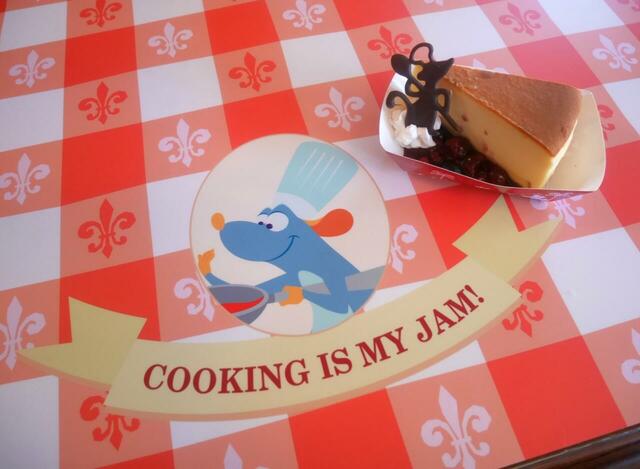 「東京ディズニーシー・フード＆ワイン・フェスティバル」　ニューヨーク・デリ　チーズケーキ、ミックスベリーソース｜750円