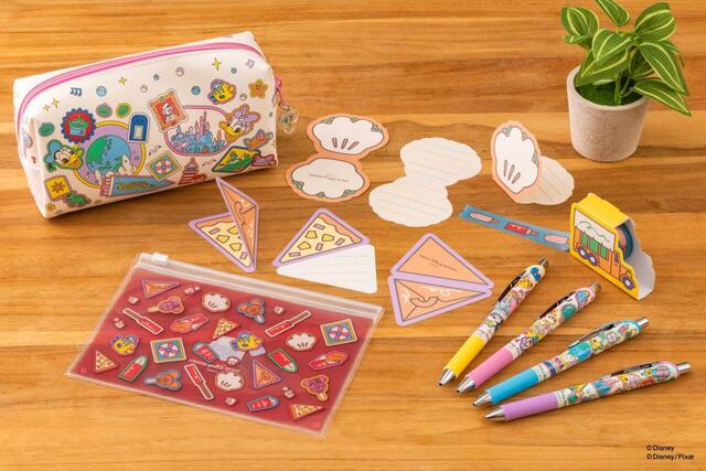 東京ディズニーリゾート パークモチーフグッズ｜販売店舗：東京ディズニーランド「グランドエンポーリアム」、東京ディズニーシー「イル・ポスティーノ・ステーショナリー」｜発売日：2025年12月11日（木）