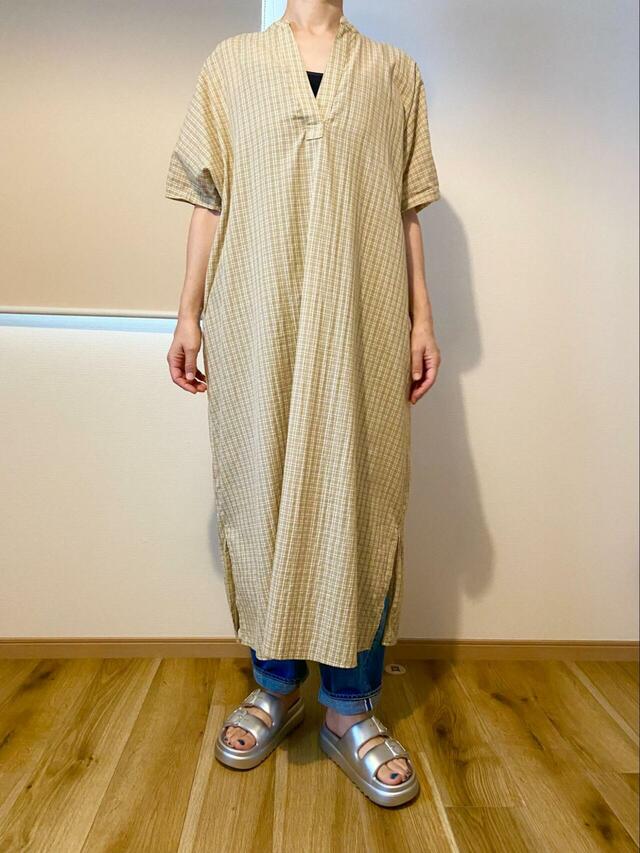 【無印良品 コットンドビー織りチェック 五分袖ワンピース】身長166cm・スモーキーグリーンチェックのLサイズ着用。デニムと合わせるのもおすすめです