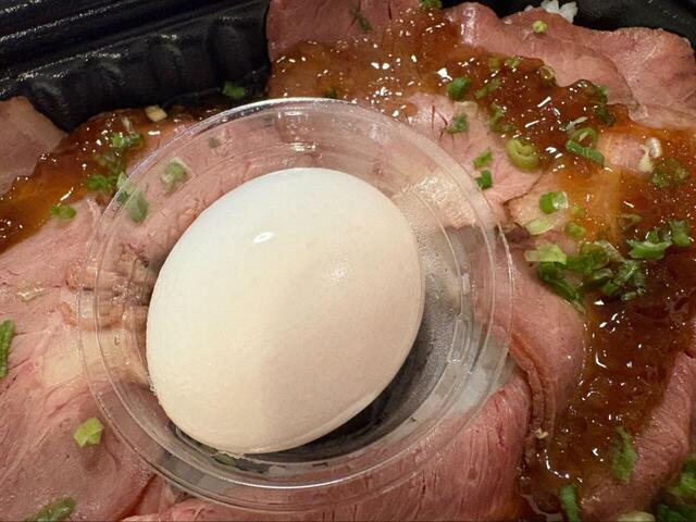 【ロピア ローストビーフ丼】真ん中に贅沢にひとつ乗っている温泉卵♪