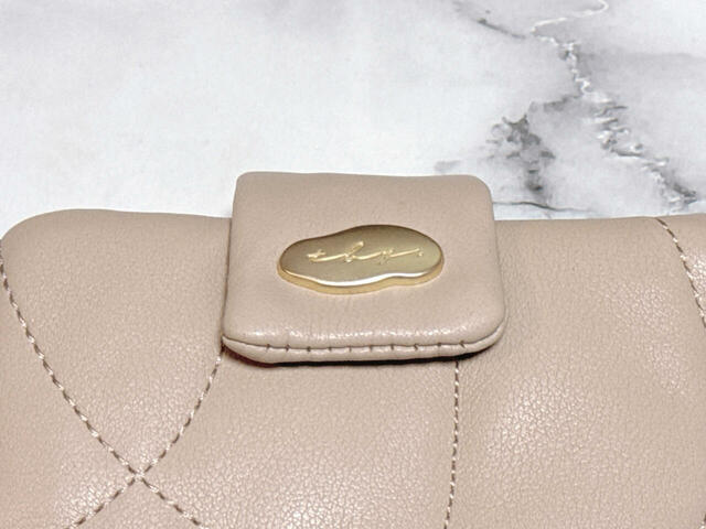 ベルト付き。スナップボタンで開閉する仕様