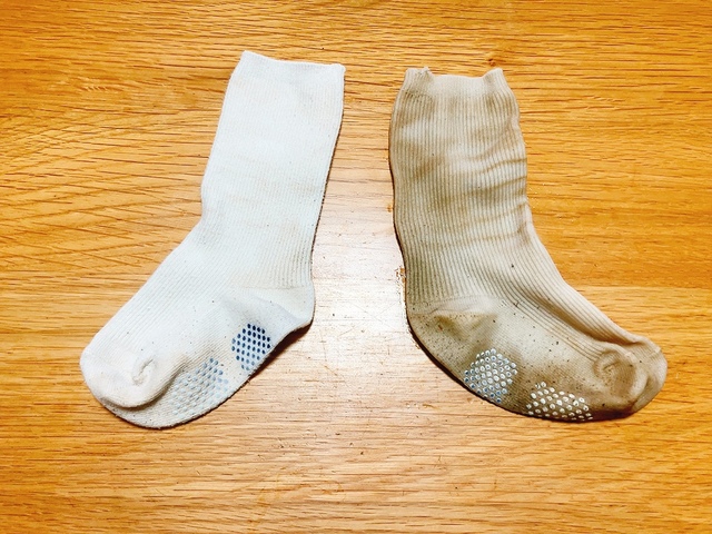 【3COINS 折りたたみミニ洗濯機】ミニ洗濯機である程度の汚れが落ちたため、ドラム式洗濯機で他の洗濯物と一緒に洗ってみると…手洗い不要で泥だらけの靴下がキレイに!