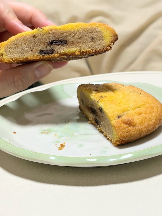 【セブン-イレブン　お店で焼いたメロンパンみたいなチョコクッキー 】大きなチョコチップが入っていて甘さが強めの商品です