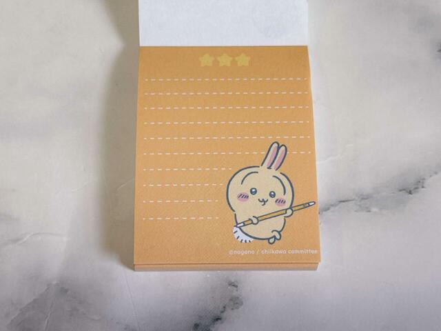 うさぎは罫線模様です。上部の3つの並んだ星がポップでキュート！