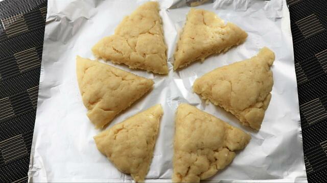 【簡単スコーン】袋からシリコン加工ホイルの上に移動します