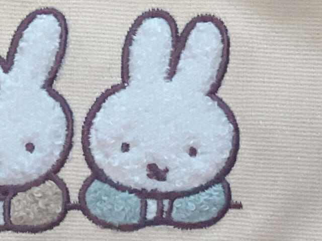 いつもかわいいミッフィー！縁取りの刺繍のカラーがブラウンなため、柔らかい印象ですね！