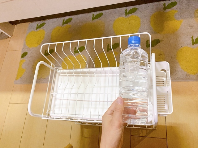 【ニトリ 水切り(2段スリム PP-2S ホワイト)】サイズは幅35×奥行22.5×高さ39cm。奥行きは500mlペットボトルの高さと同じくらい