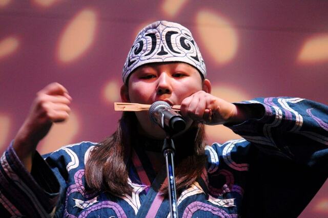 アイヌの伝統的な楽器である「ムックリ」の実演も。神秘的な音がします。