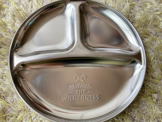 【セリア ステンレス食器 仕切り付プレート（直径約19cm）】野外でも頑丈で人気のステンレス皿