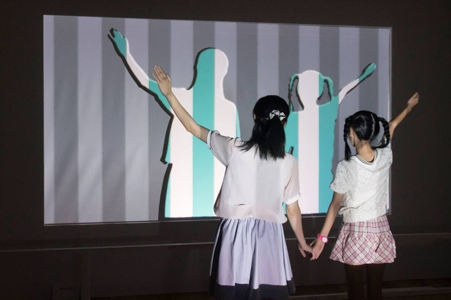 《Shadow+》 徳井太郎 /清水雄大 ©taro TOKUI yudai SHIMIZU／自分の影の中に幾何学模様や鮮やかな色が現れ、影と映像が重なる不思議な空間を楽しめます。