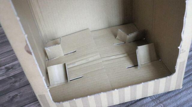 【ソト(SOTO) 燻家 スモークハウス】折り込んだ部分を曲げて「爪」を作る