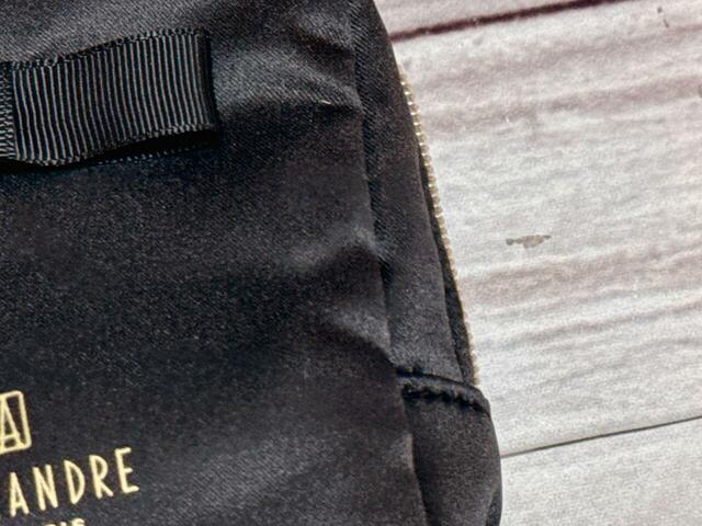 素材はポリエステル。上品な光沢感があるサテン調の生地