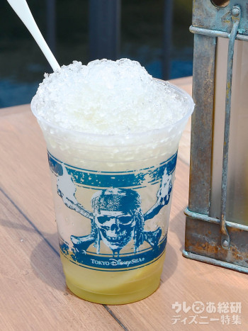 カクテル・シェイブアイス（ウイスキー＆レモンジンジャー）｜東京ディズニーシー「ディズニー・パイレーツ・サマー」2019年