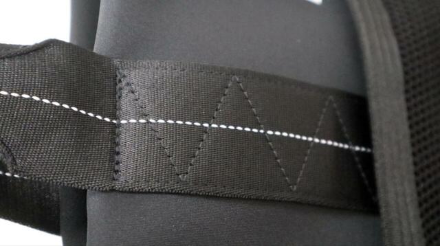 【adidas（アディダス） マストハブ シーズナル トートバッグ】ハンドルの中央には白いステッチがあり、良いアクセントになっています◎