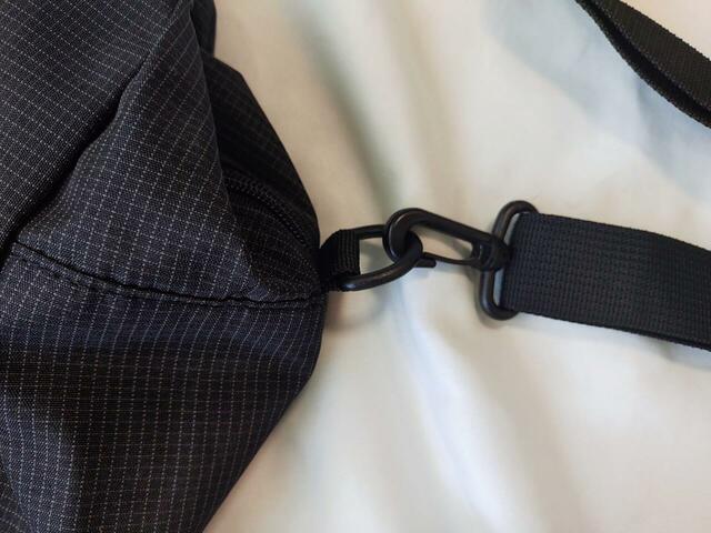 ショルダーは、バッグの両サイドにあるDカン部分に取り付けるだけでOK