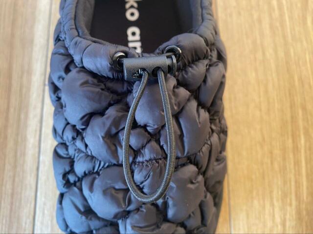 【niko and ... オリジナルニコモコモックシューズ】アッパー部分のドローコードでフィット感を調節できます◎