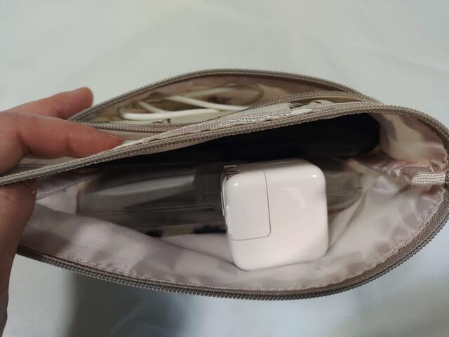 【BAILA（バイラ）4月号×付録 レスポートサック 癒しの猫柄ポーチ】コンセント部分は、前側のポケットに収納