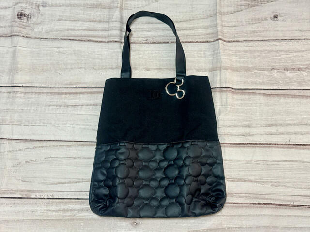 ブラックのキャンバス素材×ミッキーのぷっくりキルティングレザーをドッキングさせた、高級感あふれるトートバッグ