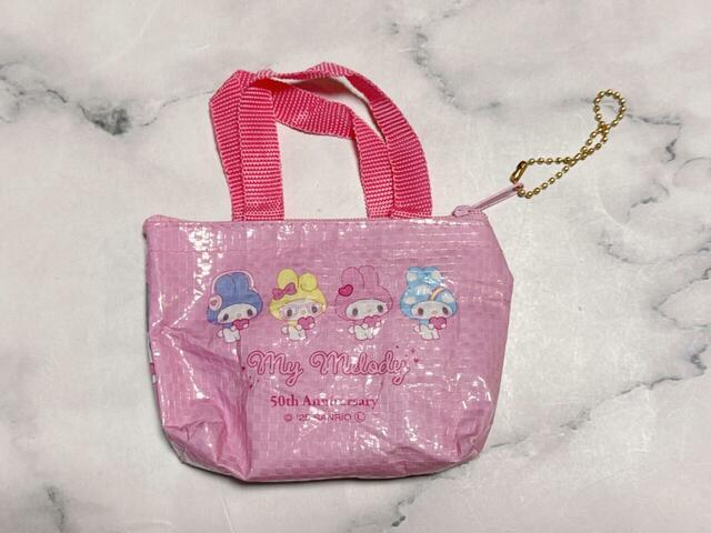 背面は異なるデザイン！