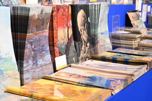 【ゴッホ展　家族がつないだ画家の夢】特設ショップにはグッズがずらり