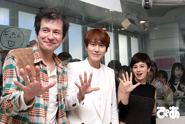 左からジョージ・ウィリアムズ、SUPER JUNIOR-KYUHYUN、ホラン千秋＠TOKYO FM『JA 全農 COUNTDOWN JAPAN』