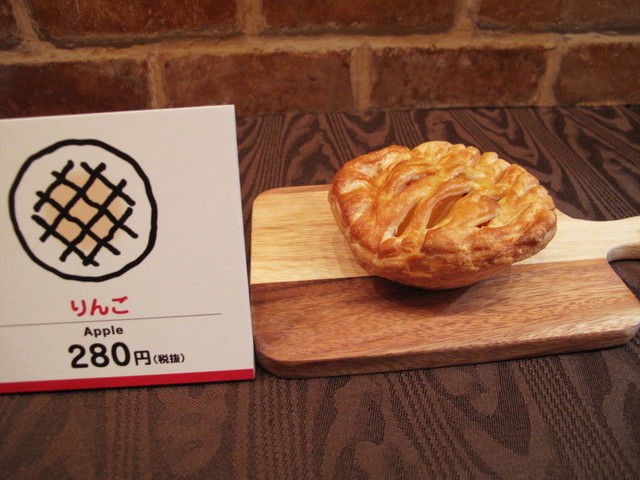 「パイフェイス」日本上陸！／りんご・280円（税抜）