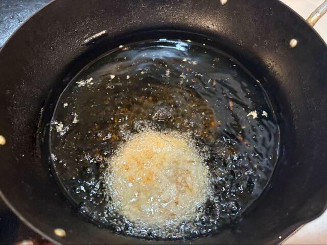 【ロピア 国産牛使用 牛肉メンチカツ】175℃の油で約5分！