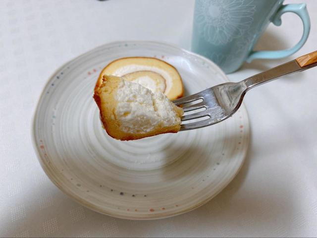 【成城石井 北海道産純生クリーム入りロールケーキ】口の中で溶けてしまうような軽い食感